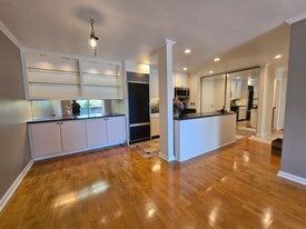 Building Photo - 555 Jean St