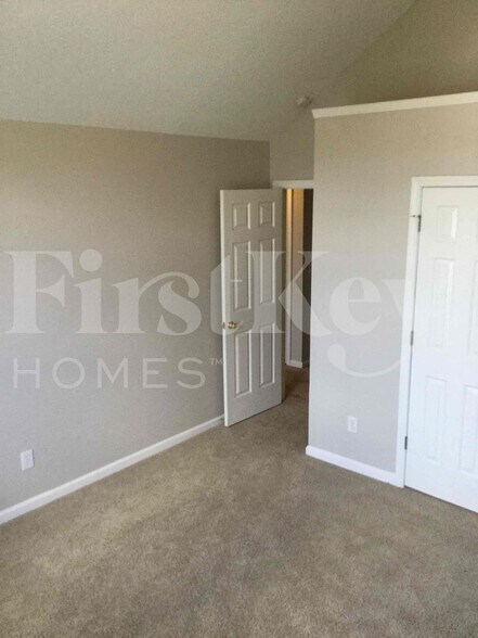 Building Photo - 5243 Round Table Dr