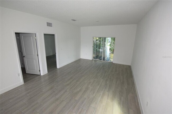 Building Photo - 458 Lake Shore Pkwy