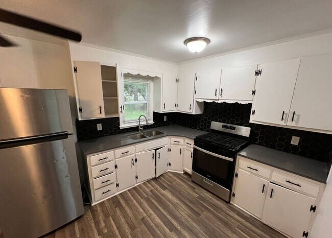 Building Photo - Charming 3 Bedroom Home in Independence!