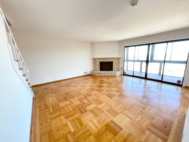 Building Photo - Beautiful Golden Gate Heights 5 Bed/3.5 Bath Home w/Amazing Views