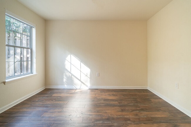 Building Photo - 2738 W Tharpe St