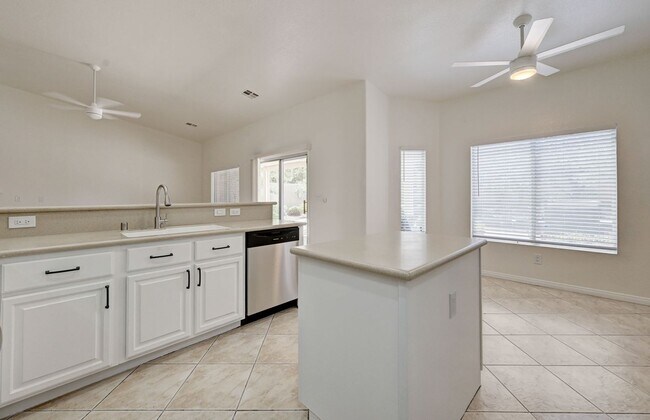 Building Photo - Beautiful 3 Bedroom Single Story Home in A...