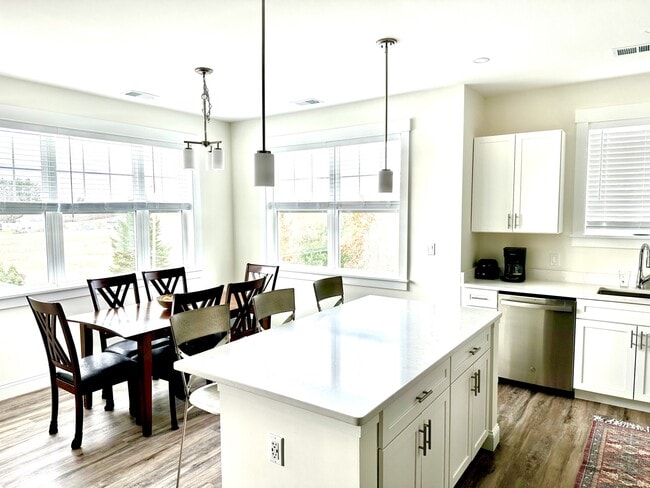 Dining & kitchen - Kittyhawk Apartments II