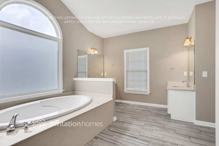 Building Photo - 87 Golden Aster Trce