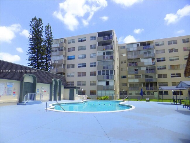 Building Photo - 16410 Miami Dr