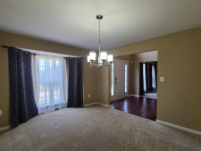 Building Photo - 5 BR, 4 BA Colonial in Lee's Hill