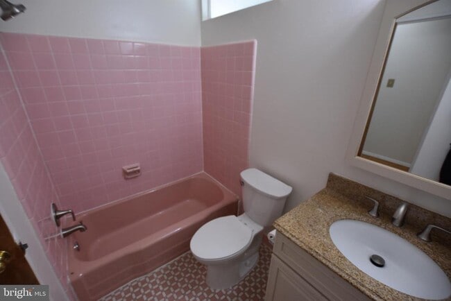 Building Photo - 4015 Heathfield Rd