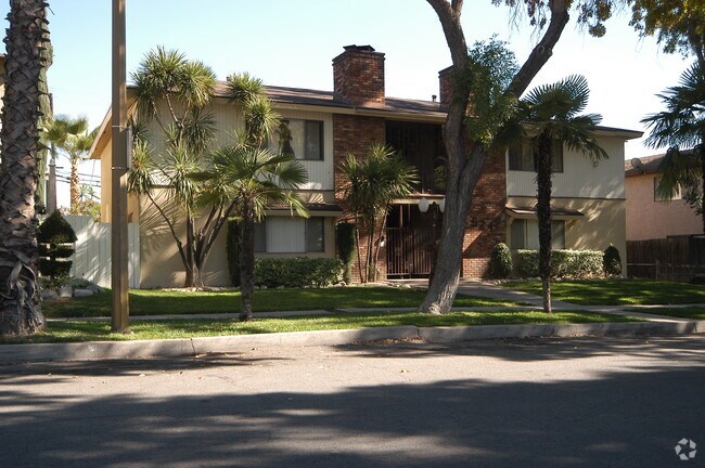 Building Photo - Silverwood Apartments (524)
