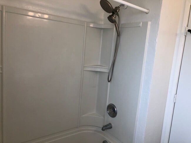 Building Photo - Updated 2 bedroom 1 1/2 bath duplex in Spr...