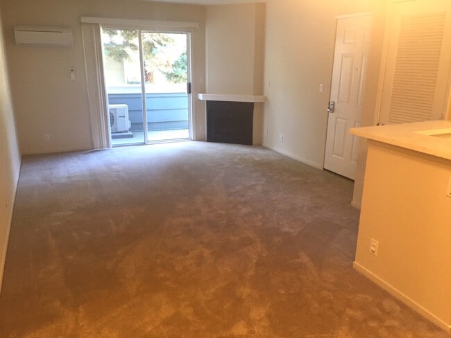 Building Photo - Remodeled 1 Bed 1 Bath Condo. Stainless St...