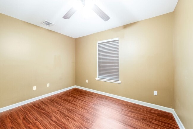 Building Photo - 3 Bedroom Townhouse in Broussard