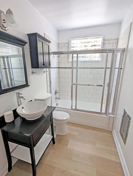 Building Photo - 1331 N Poinsettia Pl