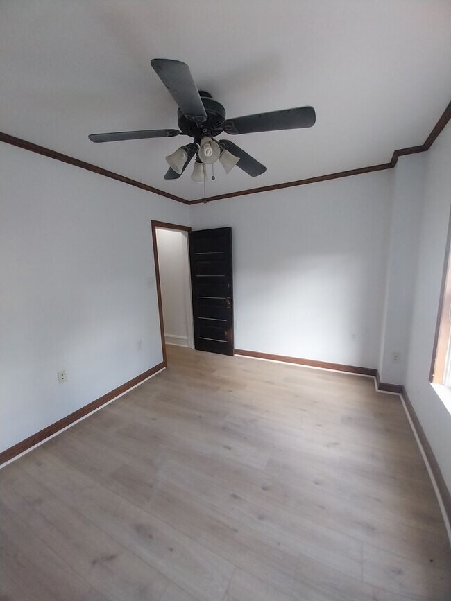 Building Photo - 3 bedroom, 1.5 baths, yard, washer dryer hook up