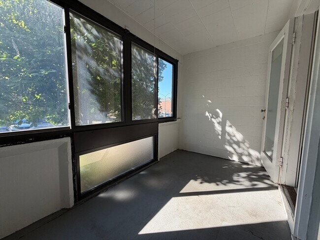Building Photo - 28 Juniper St
