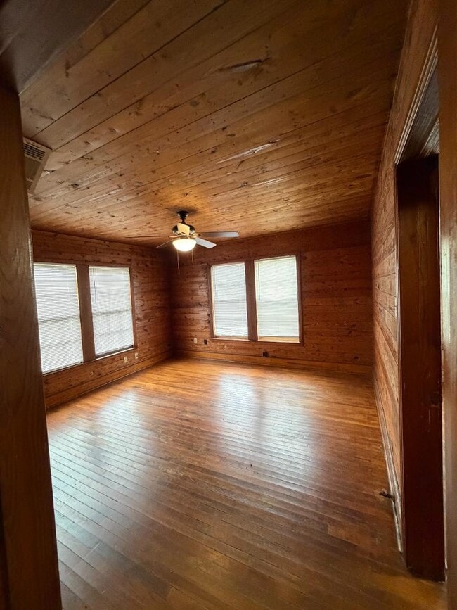 Building Photo - 2021 Center Rd