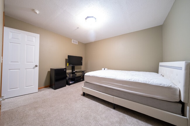 Building Photo - 6988 S Park Dr