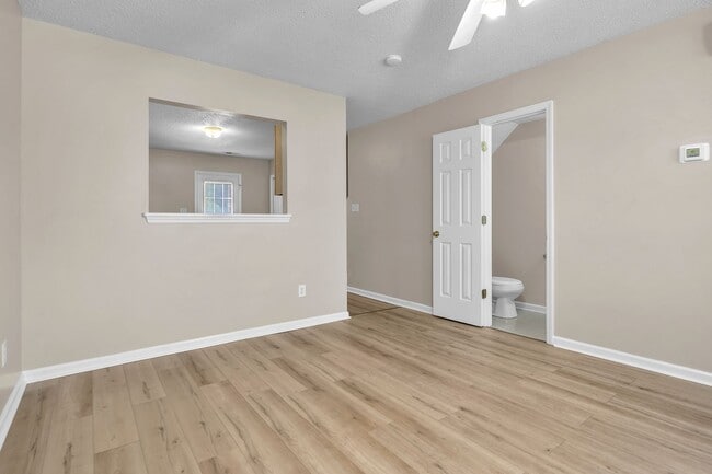 Building Photo - 2 Bed 2.5 Bath Townhome