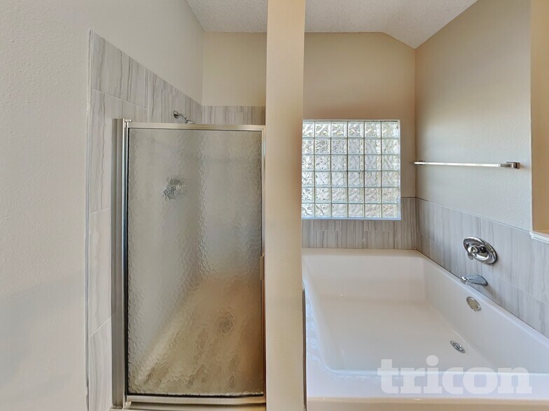 Building Photo - 317 Meandering Way Ct