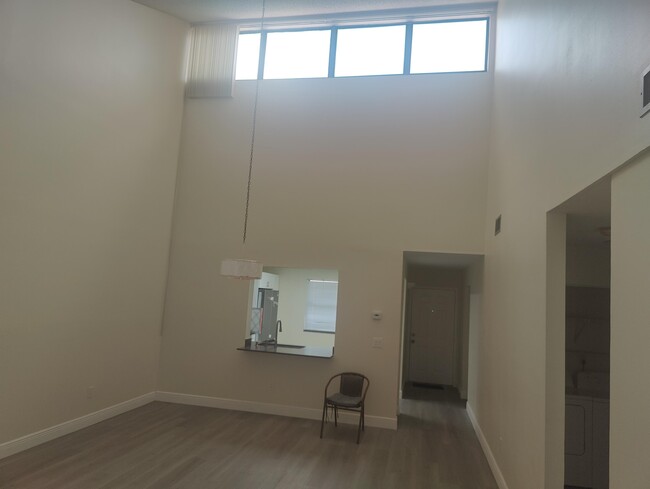 Building Photo - 302 Lakeview Dr E