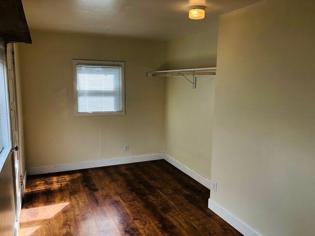 Building Photo - Freshly updated 3-bedroom 1 bath house off of River Rd. MOVE IN SPECIAL!