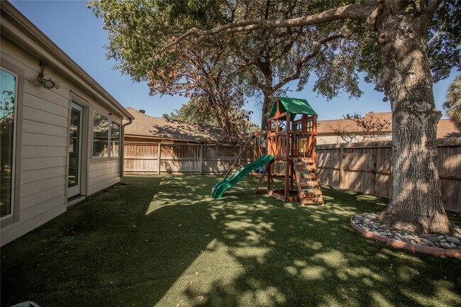 Building Photo - 1627 Fall Valley Dr