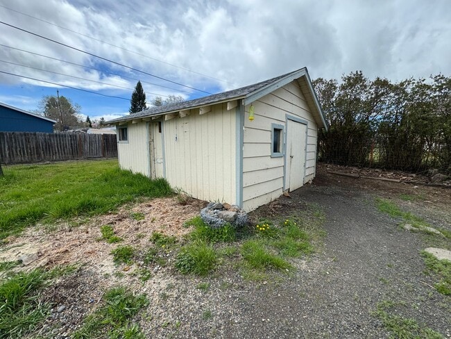Building Photo - 3 bed 1 bath house with large yard/garden area