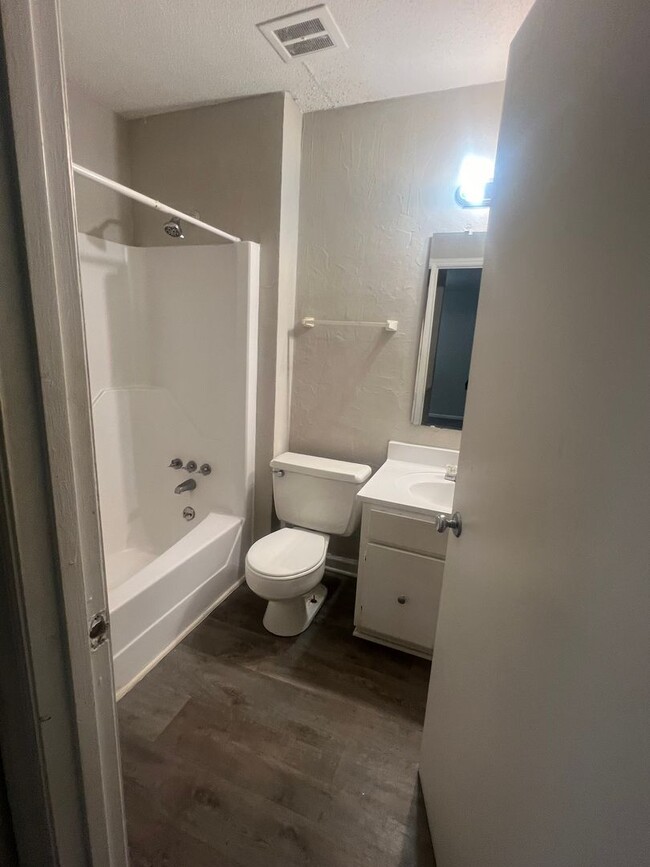 Building Photo - 3 bedrm/ 2 bathroom for only $1700.00