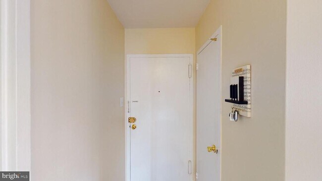 Primary Photo - 1111 Arlington Blvd
