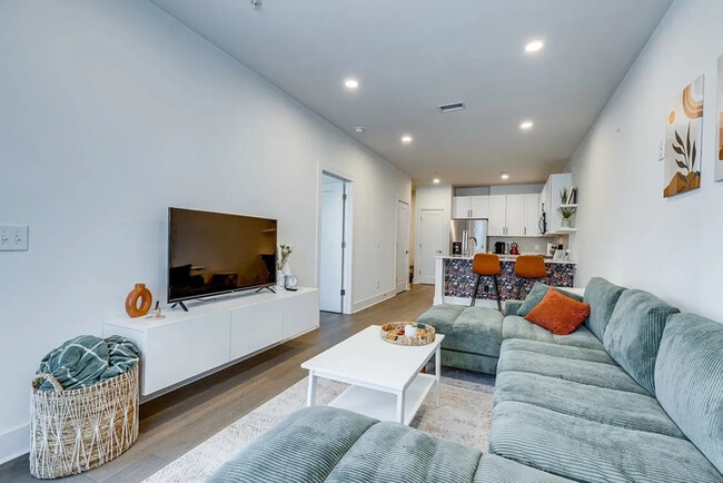 Building Photo - Stylish Updated Apartment Minutes from Downtown