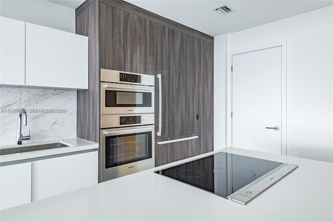 Building Photo - 851 NE 1st Ave