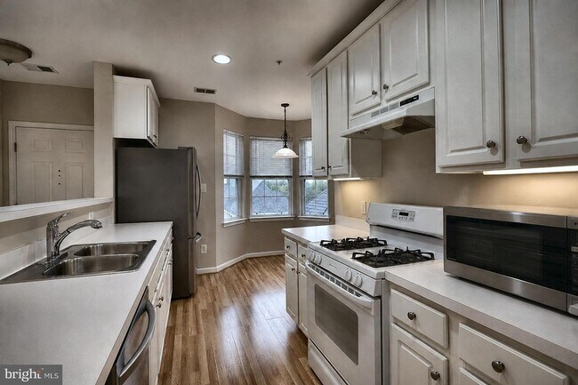Building Photo - 25340 Lake Mist Square