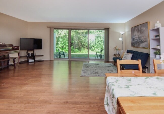 Building Photo - 609 Watersedge Dr