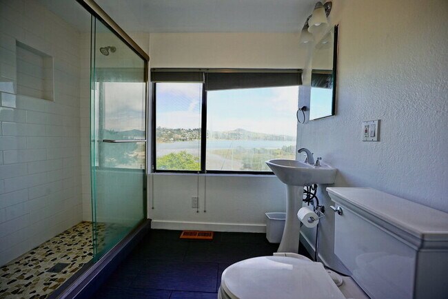 Building Photo - 315 E Strawberry Dr