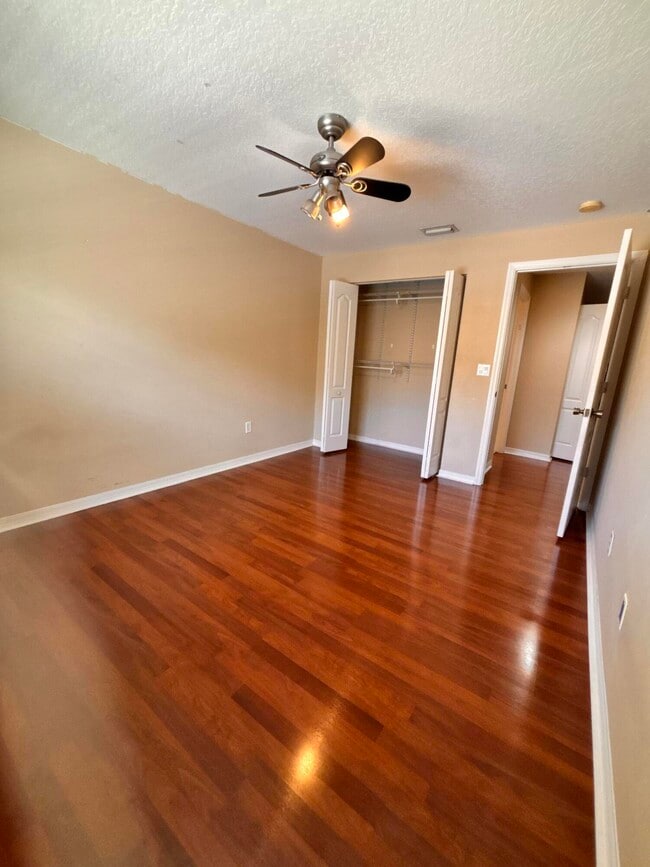 Building Photo - 266 River Bluff Ln