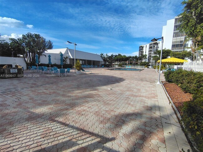 Building Photo - 20400 W Country Club Dr