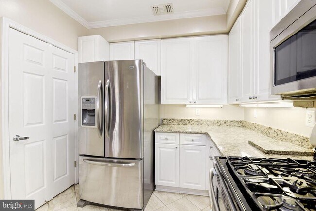 Building Photo - 1860 Stratford Park Pl