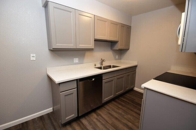 Building Photo - GREAT 1ST FLOOR CONDO