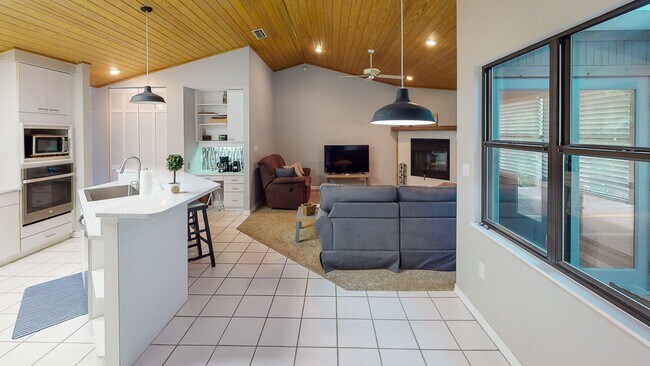 Building Photo - LOOK!  Park Avenue- 4 Bedroom/3 Bath - BEAUTIFUL!