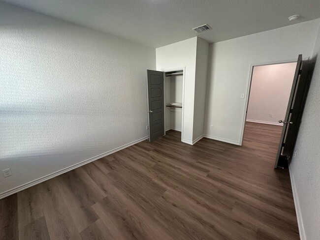 Building Photo - AVAILABLE NOW!