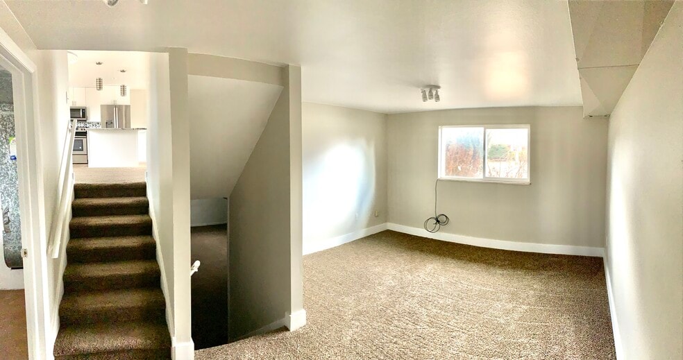 garage level landing, great for office space or living room - 2709 Meadowlark Ave