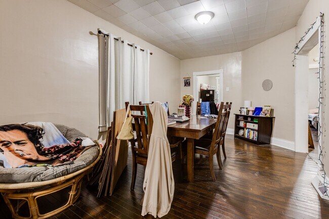 Building Photo - 406 Kingsboro St