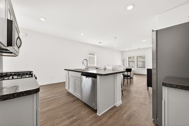 Building Photo - 5442 Pinetree Cres Ln