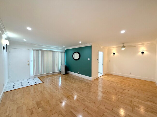 Building Photo - 8576 Holloway Dr