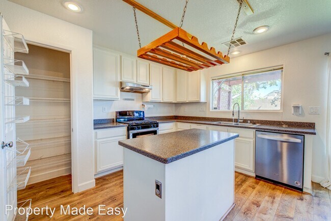 Building Photo - 3 br, 2.5 bath House - 516 Beckton Park Ave