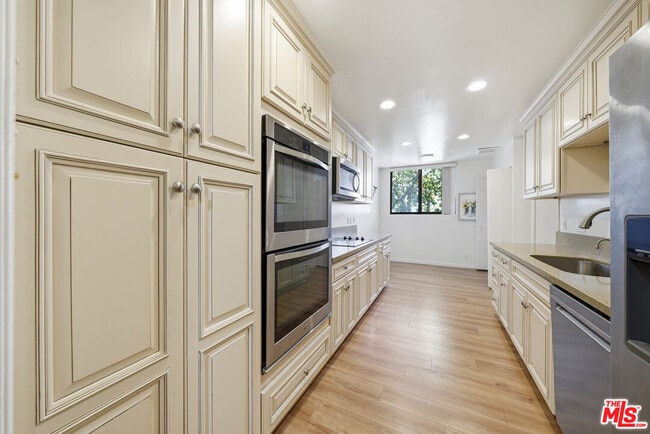 Building Photo - 141 S Linden Dr