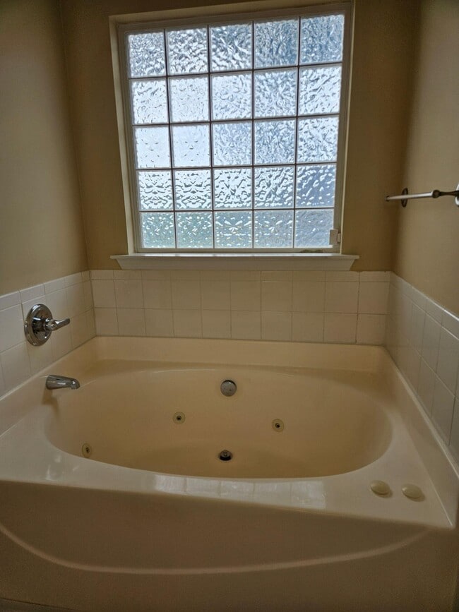 Building Photo - 450 Lory Ln