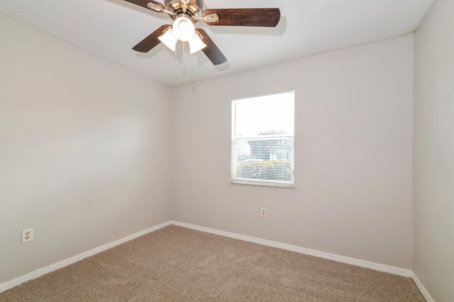 Building Photo - 648 Caribou Ct