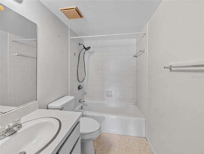 Building Photo - 600 Fairways Cir