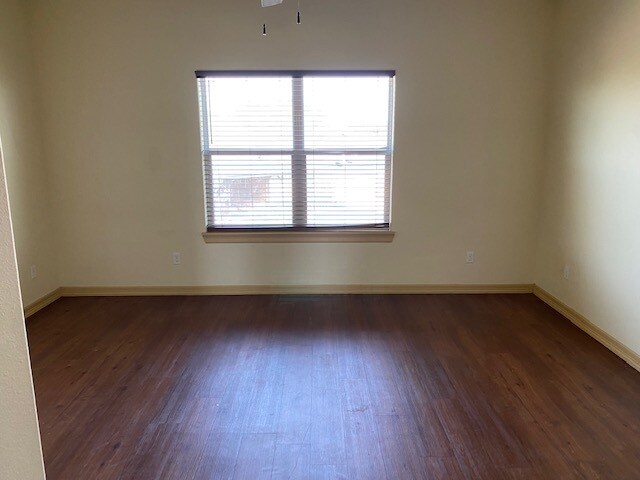 Building Photo - 3820 W Daffodil Ave